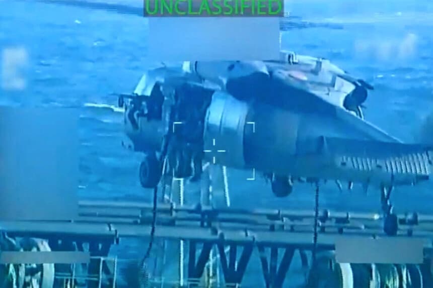 Las fuerzas estadounidenses descienden en rappel a un petrolero durante una redada descrita por la fiscal general de Estados Unidos, Pam Bondi, como su incautación por parte de Estados Unidos frente a las costas de Venezuela, el 10 de diciembre de 2025. (Fiscal general de Estados Unidos/Imagen facilitada por Reuters)