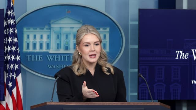 La secretaria de prensa de la Casa Blanca, Karoline Leavitt, responde a preguntas durante una rueda de prensa en la Casa Blanca el 11 de diciembre de 2025 en Washington, D.C. ( Alex Wong/Getty Images)