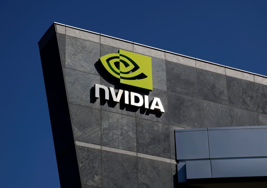 El logotipo de Nvidia se muestra en un edificio de la sede de Nvidia el 27 de agosto de 2025 en Santa Clara, California. (Justin Sullivan/Getty Images)