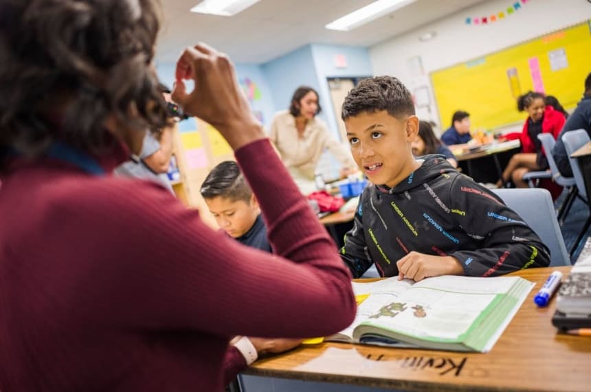 Un estudiante aprende técnicas de enseñanza con la maestra Alexxa Martínez en su aula de la escuela primaria Nevitt, en Phoenix, Arizona, el 26 de octubre de 2022. (OLIVIER TOURON/AFP vía Getty Images)