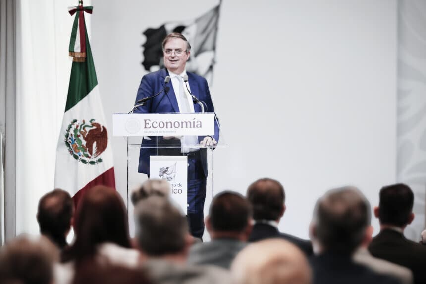 Fotografía de archivo del 4 de noviembre de 2025 que muestra al secretario de Economía, Marcelo Ebrard, hablando en una rueda de prensa, en Ciudad de México (México). México puso esta semana en marcha una reforma a la Ley de los Impuestos Generales de Importación y de Exportación (LIGIE) que incrementa aranceles a más de un millar de productos o mercancías que se importan al país, una medida con la que el Gobierno federal busca recaudar más de 70,000 millones de pesos (3500 millones de dólares), proteger alrededor de 350,000 empleos y fortalecer sectores clave de la industria nacional. (EFE/ José Méndez/ ARCHIVO)