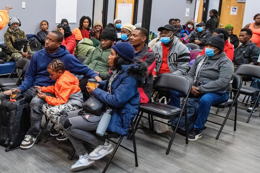 Los trabajadores de La Colaborativa revisan el programa del día durante una sesión de orientación en el refugio diurno de Chelsea, Massachusetts, el 22 de febrero de 2024. (Foto de JOSEPH PREZIOSO/AFP a través de Getty Images)