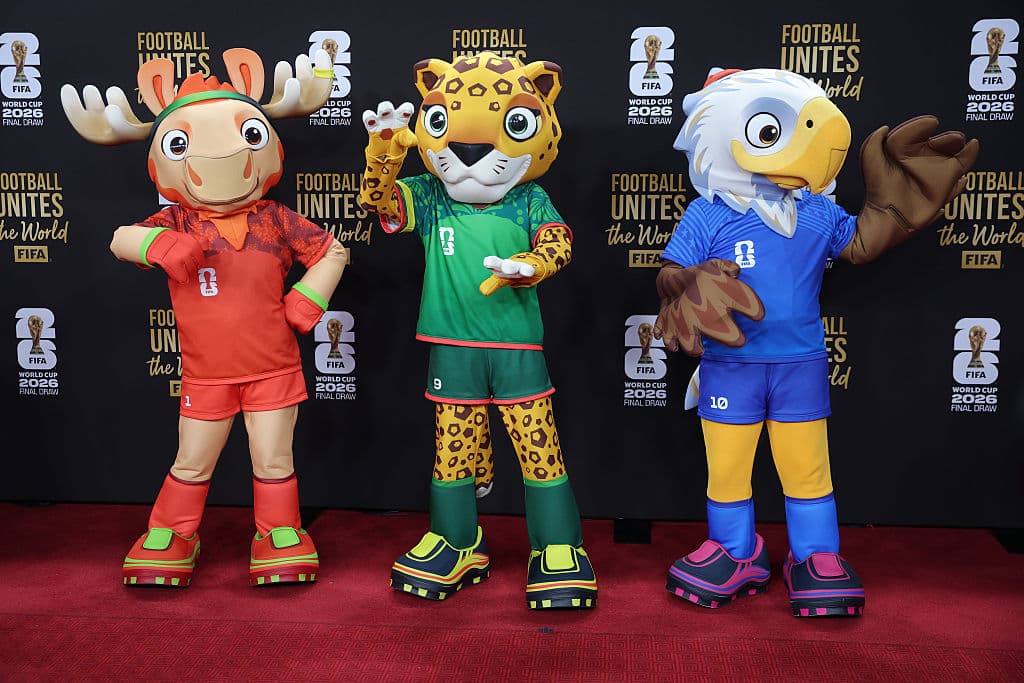 Las mascotas oficiales Maple el Alce de Canadá, Zayu el Jaguar de México y Clutch el Águila de EE. UU. posan en la alfombra roja antes del sorteo oficial de la Copa Mundial de la FIFA 2026 en el Centro John F. Kennedy para las Artes Escénicas el 5 de diciembre de 2025 en Washington, D.C. (Foto de Kevin Dietsch/Getty Images)