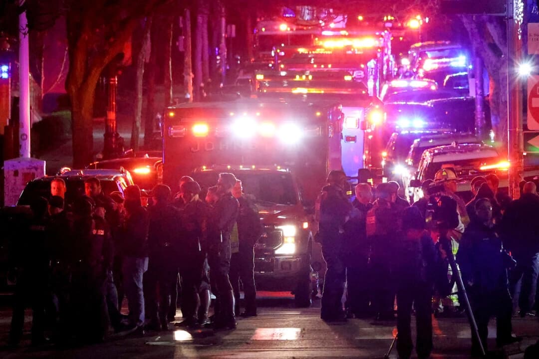 El personal de emergencias se reúne en la calle Waterman de la Universidad Brown en Providence, Rhode Island, el 13 de diciembre de 2025, durante la investigación de un tiroteo. (Mark Stockwell/Foto AP)