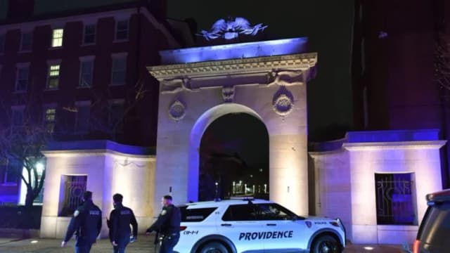 Agentes del orden caminan cerca de la entrada de la Universidad Brown en Providence, Rhode Island, el sábado 13 de diciembre de 2025, durante la investigación de un tiroteo. (Foto AP/Steven Senne)