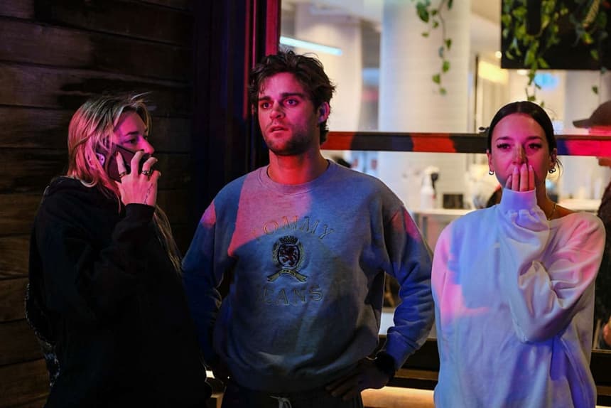 El público observa la escena en Bondi Beach después de un tiroteo masivo en Sídney, Australia, el 14 de diciembre de 2025. (George Chan/Getty Images)