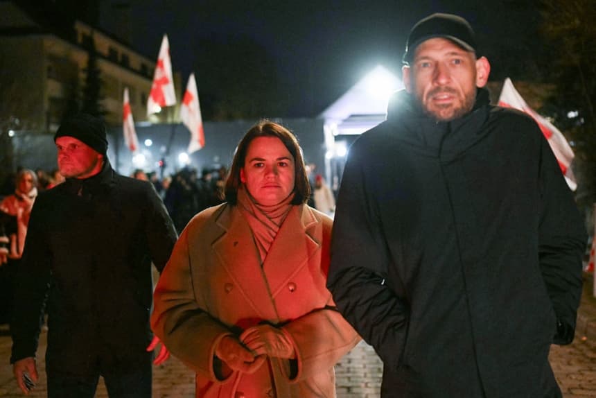 La líder de la oposición bielorrusa y activista política Sviatlana Tsikhanouskaya (centro) es fotografiada en la embajada de Estados Unidos en Vilna, Lituania, el 13 de diciembre de 2025. El premio Nobel Ales Bialiatski salió en libertad junto con otros 121 presos políticos, tras un acuerdo sin precedentes negociado por Estados Unidos, según anunciaron organizaciones de derechos humanos el 13 de diciembre de 2025. (Sergei GAPON/AFP vía Getty Images)