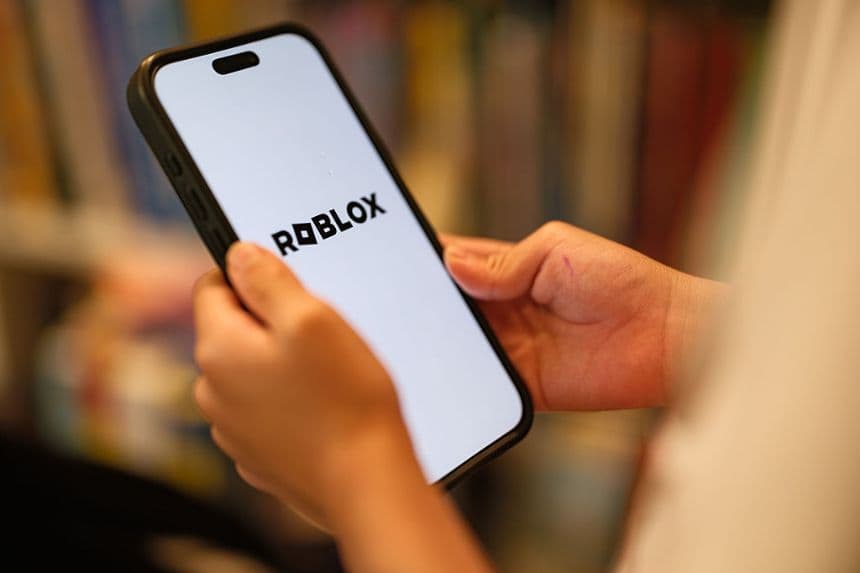 Un niño de 7 años mira una pantalla con Roblox, una aplicación de redes sociales, en Sídney, Australia, el 7 de diciembre de 2025. (George Chan/Getty Images)