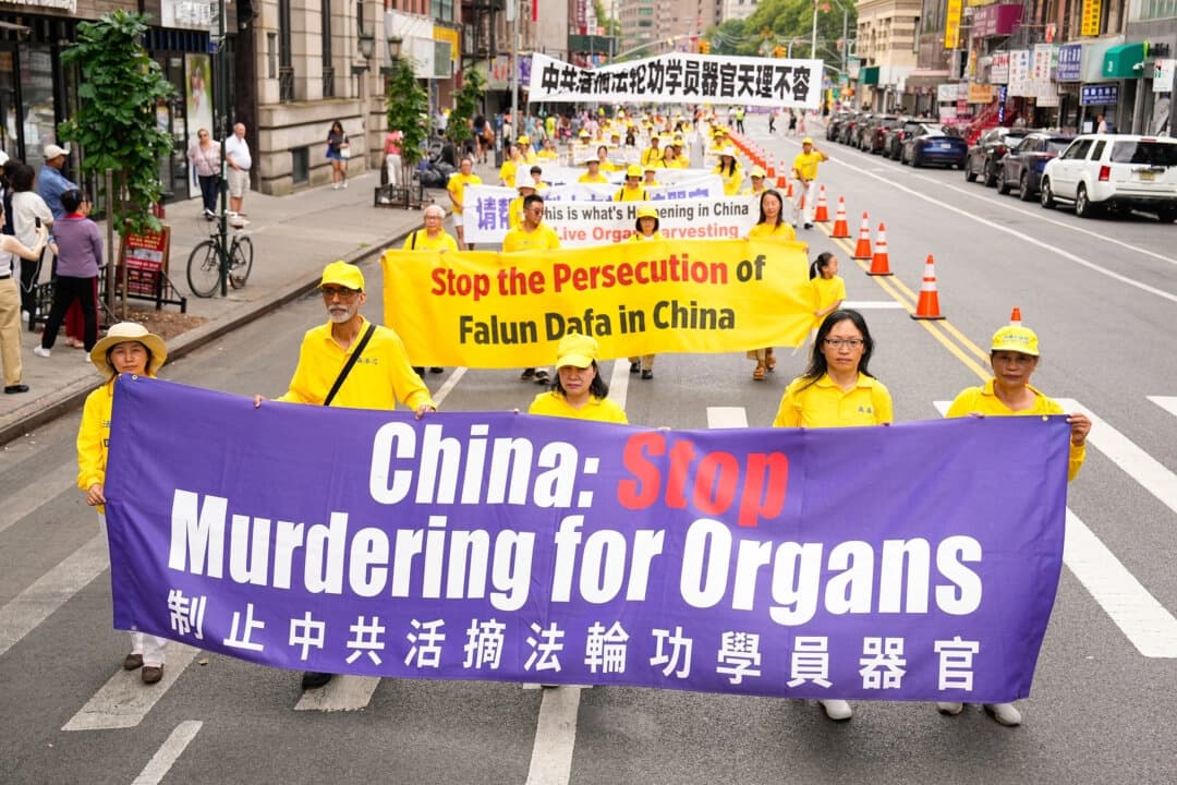 Practicantes de Falun Gong marchan durante un desfile en el que piden el fin de los 25 años de persecución continua del Partido Comunista Chino contra la práctica espiritual, en la ciudad de Nueva York, el 20 de julio de 2024. (Larry Dye/The Epoch Times)