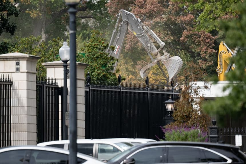 Maquinaria pesada en la parte restante del Ala Este de la Casa Blanca mientras se despeja el sitio para comenzar la construcción del salón de baile planeado por el presidente Donald Trump, en Washington, DC, el 25 de octubre de 2025. (SAUL LOEB/AFP vía Getty Images)