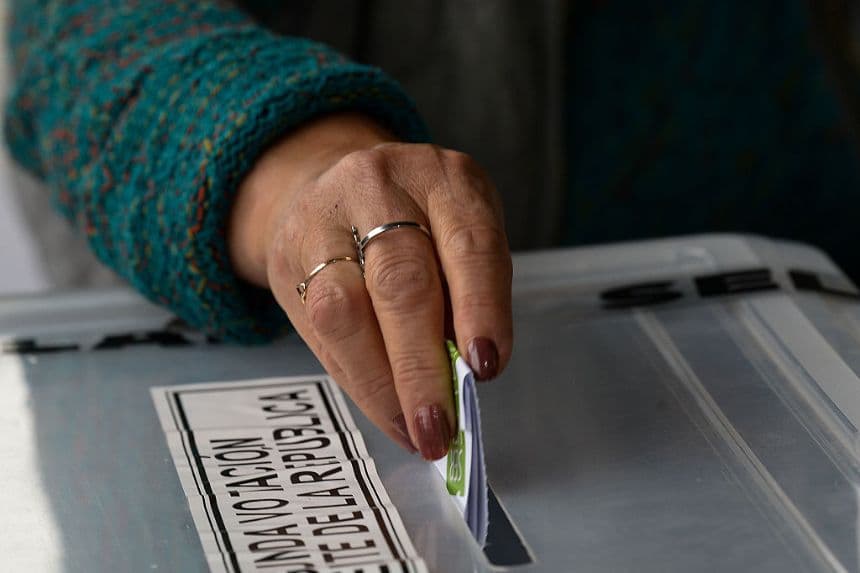 La gente vota en la escuela Federico García Lorca, durante las elecciones presidenciales de 2025, el 14 de diciembre de 2025 en Santiago, Chile. (Claudio Santana/Getty Images)