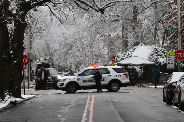 La policía patrulla la Universidad Brown tras el tiroteo masivo de ayer, que dejó al menos dos muertos y nueve heridos el 14 de diciembre de 2025 en Providence, Rhode Island. (Foto de Spencer Platt/Getty Images)