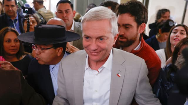 El candidato a la Presidencia de Chile por el Partido Republicano y Social Cristiano, José Antonio Kast, llega a votar este domingo, en Paine (Chile). Kast ganó la Presidencia de Chile, derrotando por un amplio margen de casi 20 puntos a la izquierdista Jeannette Jara, con el 57,4 % de los votos escrutados, según cifras del Servicio Electoral. (EFE/ Elvis González)