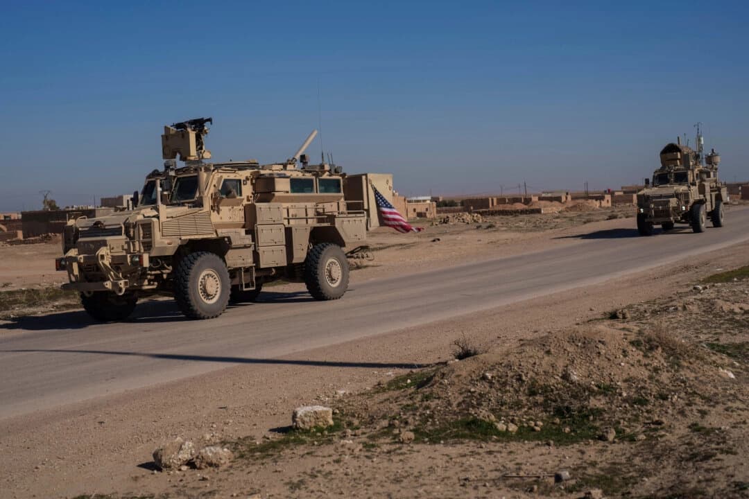 Un convoy militar estadounidense circula por una carretera en la provincia de Hasaka, en el noreste de Siria, el 30 de enero de 2025. (Bernat Armangue/AP Photo)