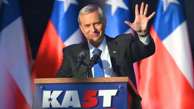 El candidato presidencial chileno José Antonio Kast, del Partido Republicano, saluda a sus seguidores durante el mitin de cierre de campaña en Temuco, Chile, el 11 de diciembre de 2025. (Foto de EITAN ABRAMOVICH / AFP a través de Getty Images)