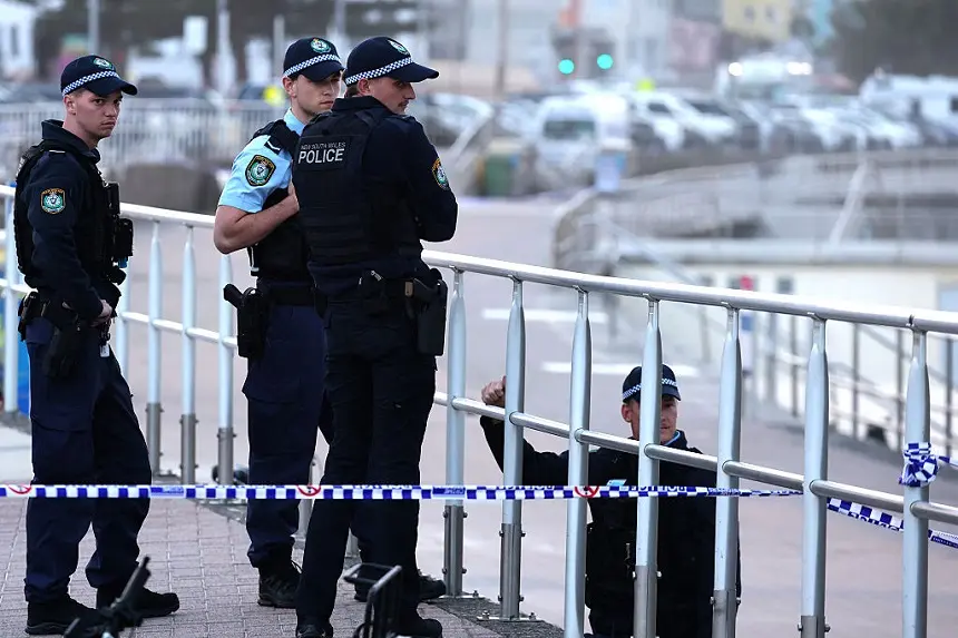 La policía patrulla Bondi Beach mientras investiga el lugar de un tiroteo en Sídney el 15 de diciembre de 2025. (DAVID GRAY / AFP a través de Getty Images)