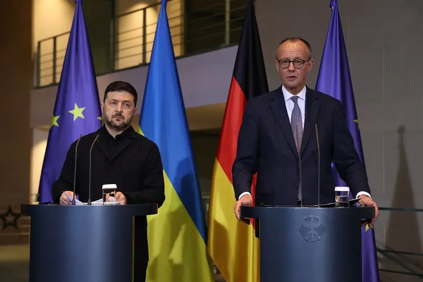El canciller alemán Friedrich Merz y el presidente ucraniano Volodímir Zelenski hablan con los medios de comunicación en la Cancillería el 15 de diciembre de 2025 en Berlín, Alemania. (Sean Gallup/Getty Images)