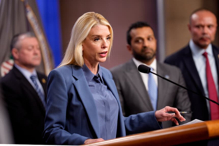 La fiscal general Pam Bondi, acompañada por el director del FBI Kash Patel (segundo por la derecha), el subdirector del FBI Dan Bongino (derecha) y el subdirector encargado de la oficina del FBI en Washington Darren Cox (izquierda), el 4 de diciembre de 2025 en Washington, D.C. (Andrew Harnik/Getty Images)
