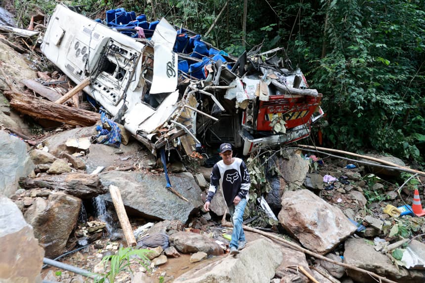 Fotografía del 14 de diciembre de 2025 cedida por el periódico El Colombiano que muestra un autobús destrozado, en Remedios, Colombia. El departamento colombiano de Antioquia (noroeste) decretó este lunes tres días de luto por el accidente de un autobús que el domingo se precipitó a un abismo mientras transportaba a cerca de 40 estudiantes, dejando un saldo de 16 jóvenes y el conductor fallecidos. (EFE/ El Colombiano)