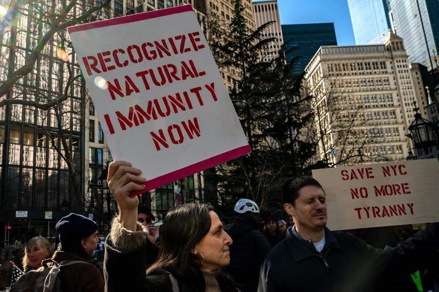 La gente se reúne en el Ayuntamiento para protestar contra la obligación de vacunación de la ciudad de Nueva York el 11 de febrero de 2022 en Nueva York. (David Dee Delgado/Getty Images)