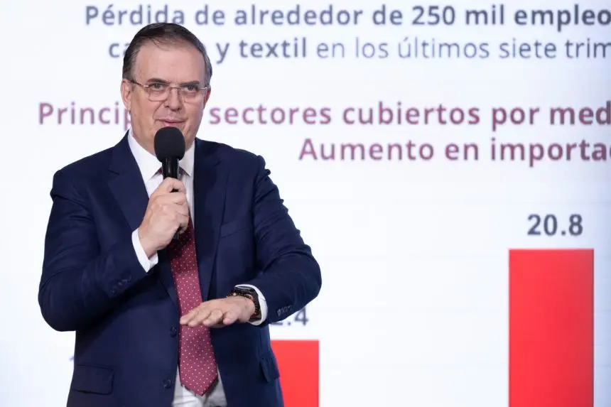 El secretario de Economía, Marcelo Ebrard, durante la conferencia de prensa del 15 de diciembre en Palacio Nacional. (Créditos: Secretaría de Economía)