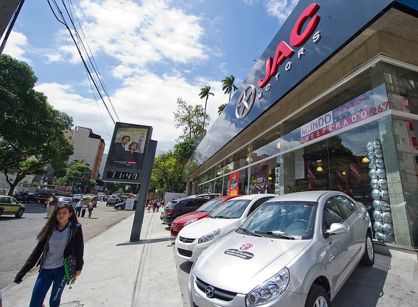Los automóviles importados fabricados por el fabricante chino JAC Motors se exhiben en un concesionario de automóviles el 16 de septiembre de 2011 en Río de Janeiro, Brasil. (ANTONIO SCORZA/AFP a través de Getty Images)
