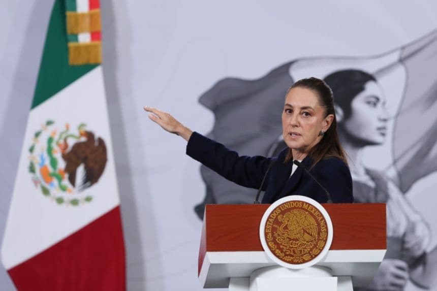 La presidenta de México, Claudia Sheinbaum, habla este lunes, durante una rueda de prensa en el Palacio Nacional de la Ciudad de México, México. (EFE/Mario Guzmán)