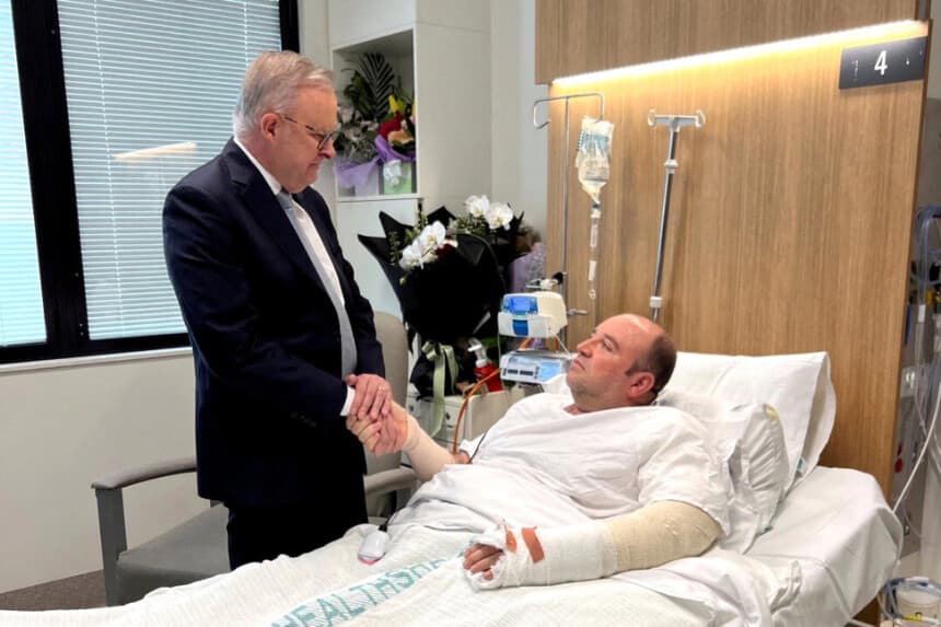 El primer ministro australiano, Anthony Albanese, visita a Ahmed al Ahmed, el transeúnte que se abalanzó sobre uno de los tiradores y le arrebató el rifle durante el tiroteo mortal en Bondi Beach, en el Hospital St George de Sídney, el 16 de diciembre de 2025. (Oficina del Primer Ministro/Handout vía Reuters)