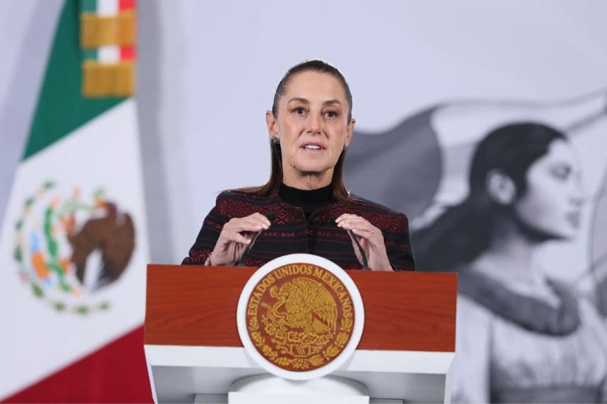 La presidenta de México, Claudia Sheinbaum, habla durante una rueda de prensa este miércoles, en Palacio Nacional de la Ciudad de México, México. (EFE/Mario Guzmán)