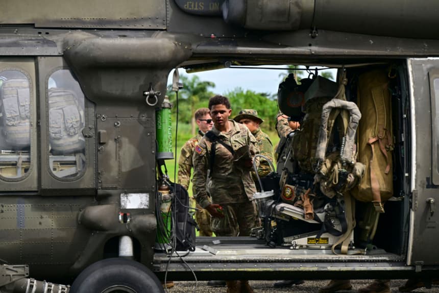 Imagen ilustrativa.Personal militar panameño y de Estados Unidos participa en un entrenamiento de maniobras de supervivencia dirigido por el Ejército de Estados Unidos en la Escuela de la Selva, ubicada en la antigua base militar estadounidense Sherman, en Colón, Panamá, el 2 de diciembre de 2025. MARTIN BERNETTI / AFP via Getty Images)
