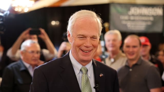 El senador Ron Johnson (R-Wis.) llega a un mitin el 25 de octubre de 2022 en Waukesha, Wisconsin. Johnson se encuentra en una reñida carrera con el candidato demócrata Mandela Barnes por su escaño en el Senado en las elecciones de mitad de mandato. (Foto de Scott Olson/Getty Images)