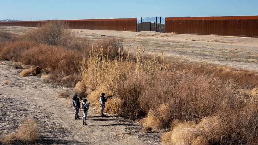 Soldados de la Guardia Nacional Mexicana registran la orilla del río Grande en busca de escaleras utilizadas por contrabandistas e inmigrantes para escalar la valla fronteriza entre Estados Unidos y México el 6 de febrero de 2025 cerca de Ciudad Juárez, México. (John Moore/Getty Images)