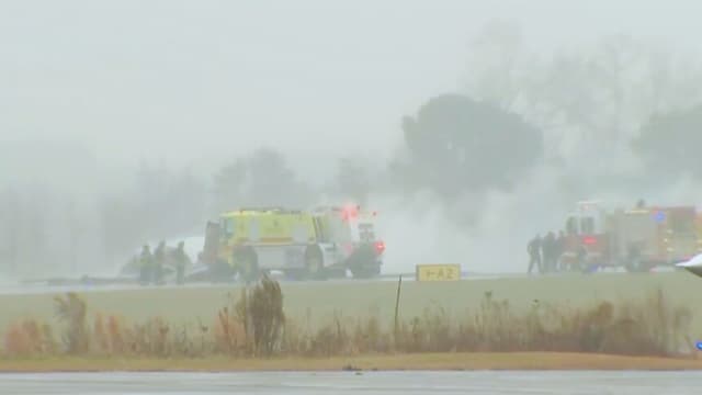 Esta captura de pantalla tomada del video proporcionado por WSOC muestra a los bomberos respondiendo a un accidente aéreo en un aeropuerto regional en Statesville, Carolina del Norte, que provocó un gran incendio, el jueves 18 de diciembre de 2025. (WSOC vía AP)