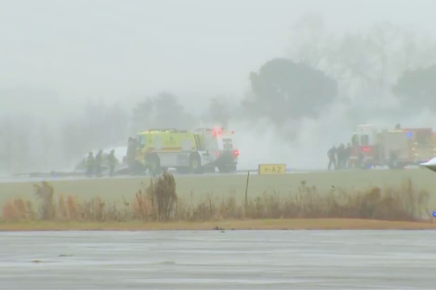 Esta captura de pantalla tomada del video proporcionado por WSOC muestra a los bomberos respondiendo a un accidente aéreo en un aeropuerto regional en Statesville, Carolina del Norte, que provocó un gran incendio, el jueves 18 de diciembre de 2025. (WSOC vía AP)