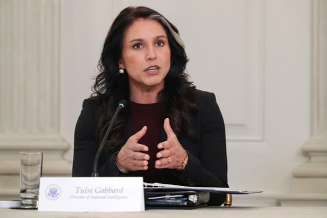 La directora de Inteligencia Nacional de EE. UU., Tulsi Gabbard, pronuncia unas palabras mientras el presidente de EE. UU., Donald Trump, hace un anuncio sobre su Grupo de Trabajo de Seguridad Nacional en el Comedor de Estado de la Casa Blanca el 23 de octubre de 2025 en Washington, D. C. (Alex Wong/Getty Images)