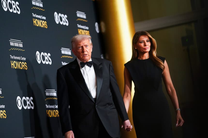 WASHINGTON, DC - 7 DE DICIEMBRE: El presidente de los Estados Unidos, Donald Trump, y la primera dama, Melania Trump, asisten a la 48.ª edición anual de los Kennedy Center Honors en el Kennedy Center el 7 de diciembre de 2025 en Washington, DC. Los galardonados con los Kennedy Center Honors de 2025 son Sylvester Stallone, George Strait, la banda de rock KISS, Gloria Gaynor y Michael Crawford. (Foto de Allison Robbert/Getty Images).