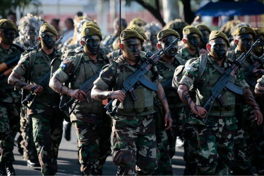 Miembros del Ejército Nicaragüense marchan durante un desfile militar para conmemorar el 43.º aniversario de la fundación del Ejército Nicaragüense en Managua, el 3 de septiembre de 2022. (OSWALDO RIVAS/AFP vía Getty Images)
