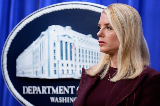 La fiscal general Pam Bondi aparece en una rueda de prensa el 19 de noviembre de 2025 en Washington, DC. (Andrew Harnik/Getty Images)
