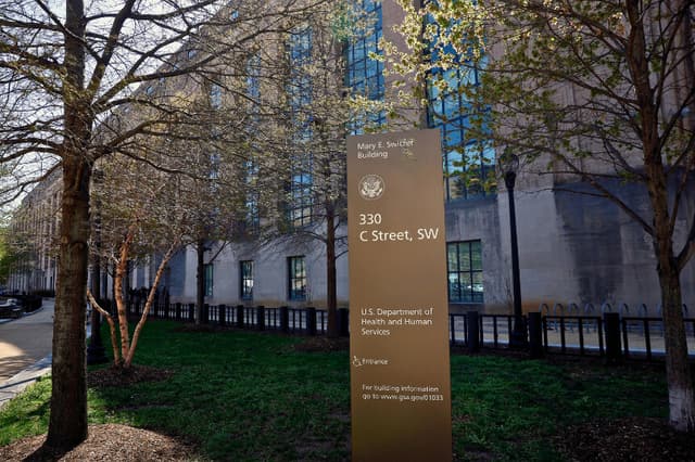 WASHINGTON, DC - 1 DE ABRIL: El edificio Mary E. Switzer Memorial del Departamento de Salud y Servicios Humanos, el 1 de abril de 2025 en Washington, DC. Hoy han comenzado los despidos masivos en las oficinas de la Administración de Salud y Servicios Humanos, tras el anuncio la semana pasada de que la Administración Trump tiene previsto recortar 10,000 puestos de trabajo en el HHS. (Foto de Kevin Dietsch/Getty Images)
