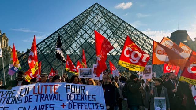 Movilizaciones sindicales ante el Museo del Louvre. (EFE/ Edgar Sapiña Manchado.)