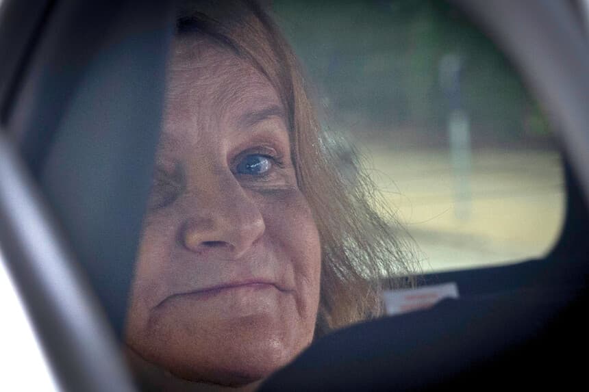 MILWAUKEE, WISCONSIN - 15 DE MAYO: La jueza del circuito del condado de Milwaukee, Hannah Dugan, sale de la corte federal de Milwaukee el 15 de mayo de 2025 en Milwaukee, Wisconsin. La jueza Dugan compareció ante la corte federal para responder a los cargos de haber ayudado a Eduardo Flores-Ruiz, un inmigrante indocumentado, a eludir su arresto federal mientras comparecía en su sala el 18 de abril. (Foto de Scott Olson/Getty Images).