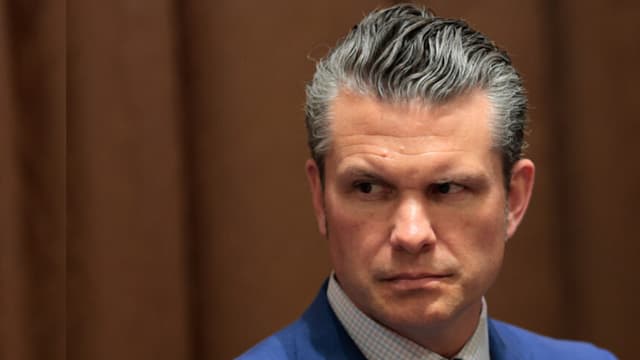 El secretario de Defensa, Pete Hegseth, asiste a una reunión del Gabinete en la Casa Blanca el 10 de abril de 2025 en Washington, D.C. (Foto de Anna Moneymaker/Getty Images).