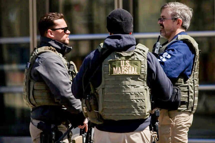 Miembros del Servicio de Alguaciles de los Estados Unidos vigilan. Fotografía de archivo. (Victor J. Blue/Getty Images).