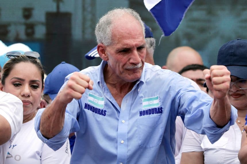 Fotografía de archivo del 27 de julio de 2025 del candidato a la Presidencia de Honduras por el Partido Nacional, Nasry Asfura, reaccionando durante un evento en Tegucigalpa, Honduras. (EFE/ Gustavo Amador / ARCHIVO)