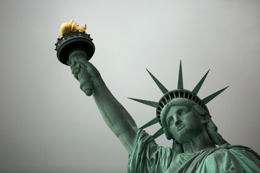 Vista de la Estatua de la Libertad, 8 de agosto de 2017 en la ciudad de Nueva York. La inmigración sigue siendo un tema de candente debate en Estados Unidos durante la administración Trump. (Drew Angerer/Getty Images)