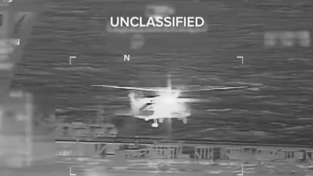 Un helicóptero militar estadounidense sobrevuela la cubierta de un petrolero en el mar Caribe el 20 de diciembre de 2025. (Secretaria de Seguridad Nacional, Kristi Noem/X Captura de pantalla)