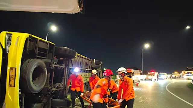 Una fotografía proporcionada por la Agencia Nacional de Búsqueda y Rescate de Indonesia (BASARNAS) muestra a los rescatistas cargando a un sobreviviente de los restos de un autobús accidentado en Semarang, Java Central, Indonesia, el 22 de diciembre de 2025. Al menos 16 pasajeros murieron en el accidente, según un comunicado emitido por la policía. (EFE/EPA/BASARNAS)
