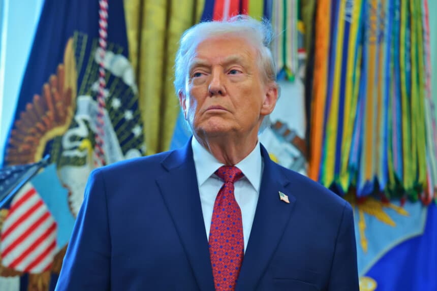 WASHINGTON, DC - 15 DE DICIEMBRE: El presidente de los Estados Unidos, Donald Trump, escucha durante una ceremonia de entrega de la Medalla de Defensa Fronteriza Mexicana en el Despacho Oval de la Casa Blanca el 15 de diciembre de 2025 en Washington, DC. Durante la ceremonia, Trump reconoció a los primeros 13 miembros del servicio que recibieron la recientemente creada Medalla de Defensa Fronteriza Mexicana (MBDM), que reconoce a los miembros del servicio que apoyan a la Oficina de Aduanas y Protección Fronteriza en la frontera entre Estados Unidos y México. (Foto de Anna Moneymaker/Getty Images).