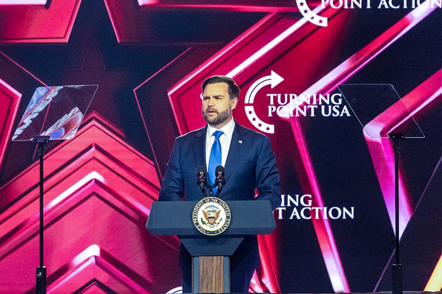 El vicepresidente JD Vance habla en la última jornada de la conferencia anual AmericaFest de Turning Point USA, celebrada en el Centro de Convenciones de Phoenix el 21 de diciembre de 2025 en Phoenix, Arizona. (Caylo Seals/Getty Images)