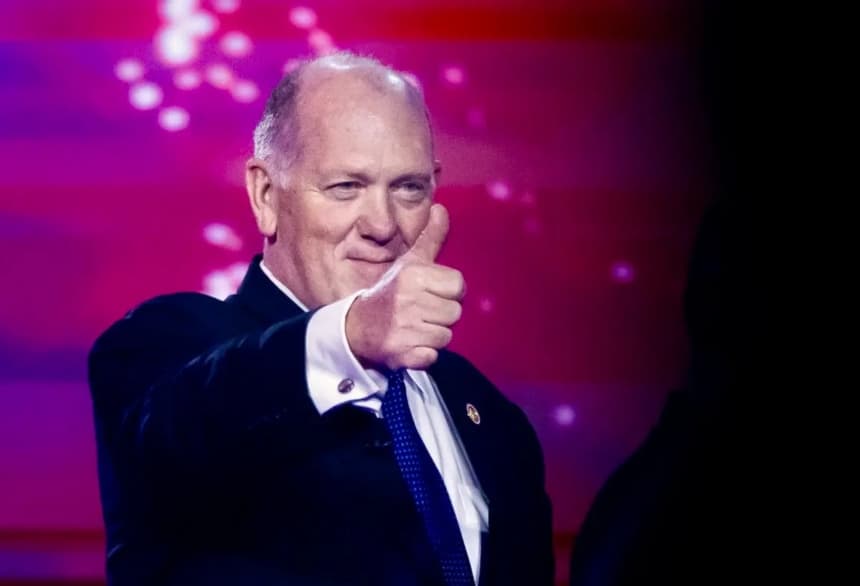 El zar de la frontera de la Casa Blanca, Tom Homan, habla en el AmericaFest de Turning Point USA en Phoenix, el 21 de diciembre de 2025. (John Fredricks/The Epoch Times)